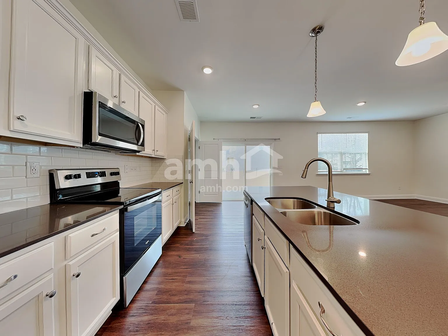 4 bed, 2.5 bath, 1977 sqft, $2,685 — Photo 4
