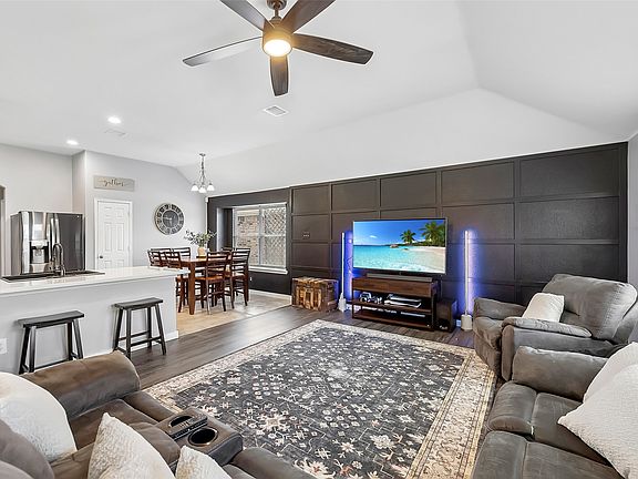 4th image of 821 Austin Ln