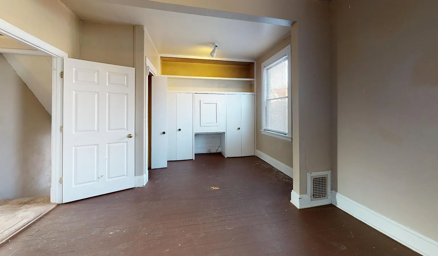 5 bed, 2.0 bath, 1812 sqft, $3,695 — Photo 3