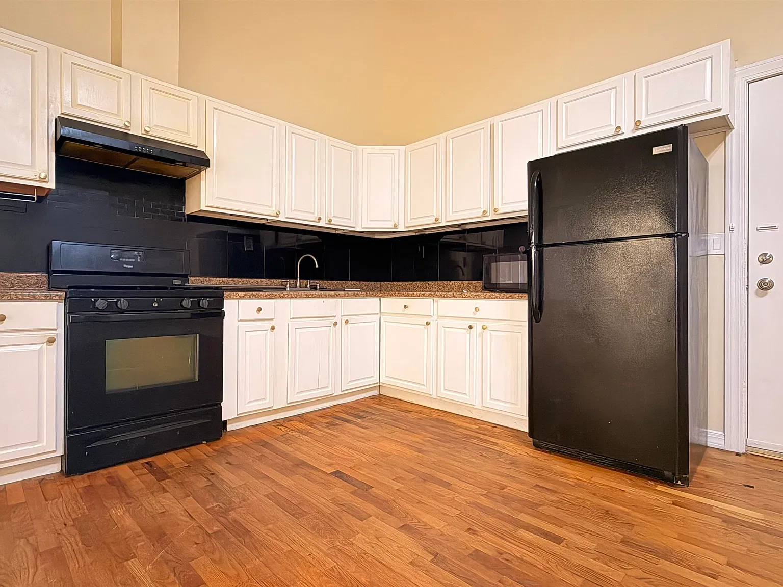 3 bed, 1.0 bath, 1200 sqft, $2,700 — Photo 4