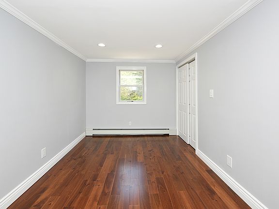 3rd image of 27 Roosevelt Blvd