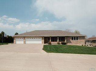 544 13th Street Cir SE, Sioux Center, IA 51250