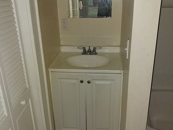 5th image of 724 Church St