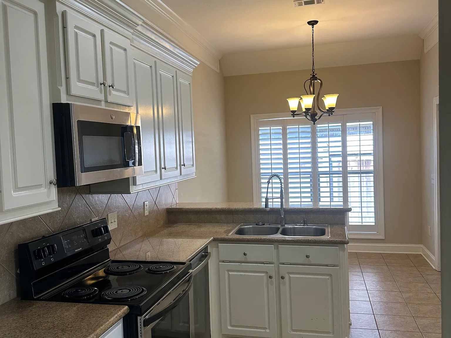 4 bed, 1765 sqft, $2,400 — Photo 1