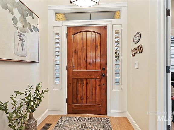 5th image of 2284 E Deerhill Dr
