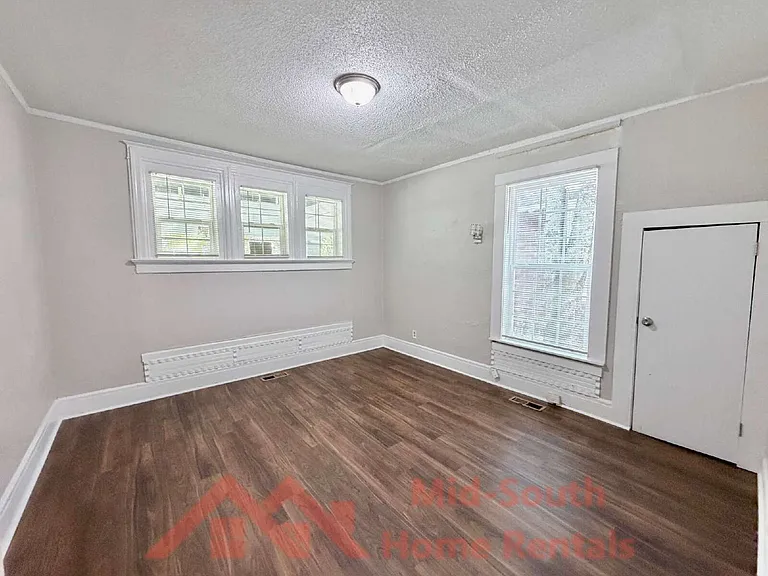 1561 Foster Ave — Photo 17