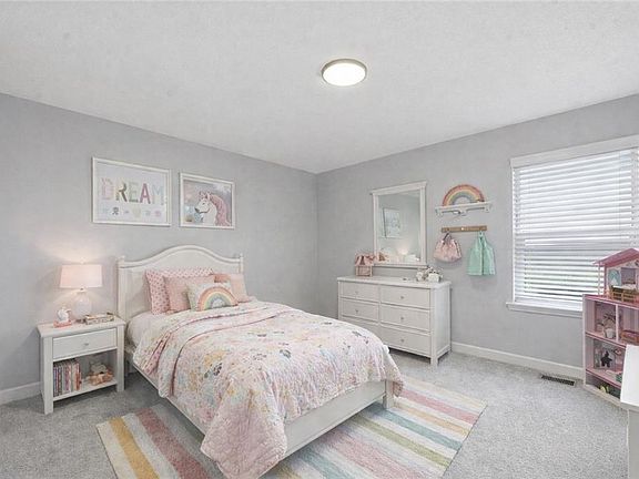 4th image of 706 Glenn Cir