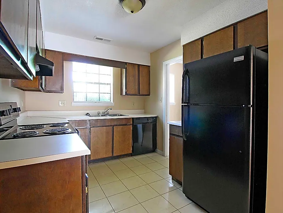 Colonial Gardens Apartments — Photo 2