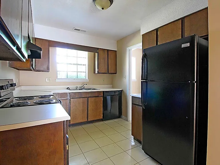 Colonial Gardens Apartments — Photo 2