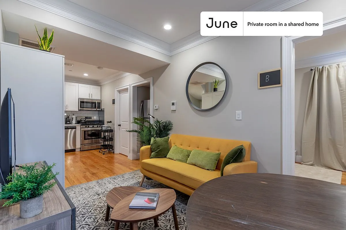 Full bedroom in 4 bed/1 bath home in North End #278 B — Photo 4