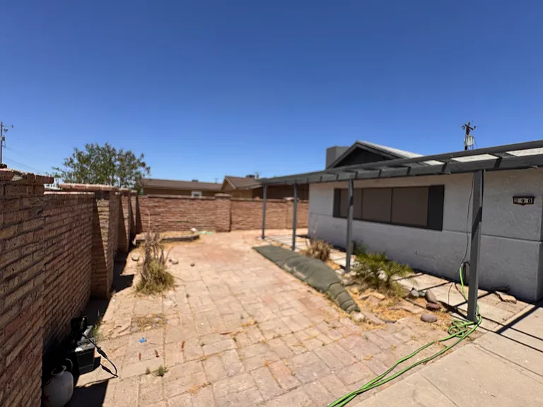 290 E 26th Pl — Photo 2