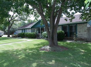 101 Tamarisk Trl, Lake Jackson, TX 77566