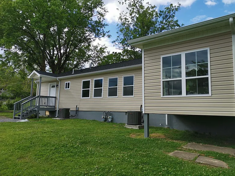102-104 Latimer Rd — Photo 5