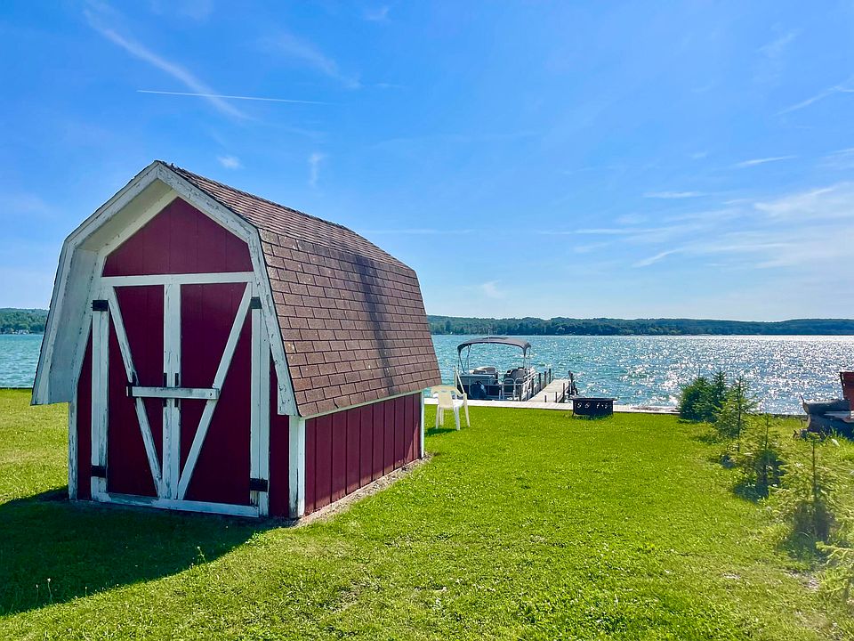 8359 2nd Ave, Onekama, MI 49675 Zillow