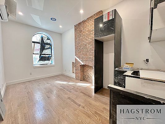 4th image of 631 E 6th St APT 1C