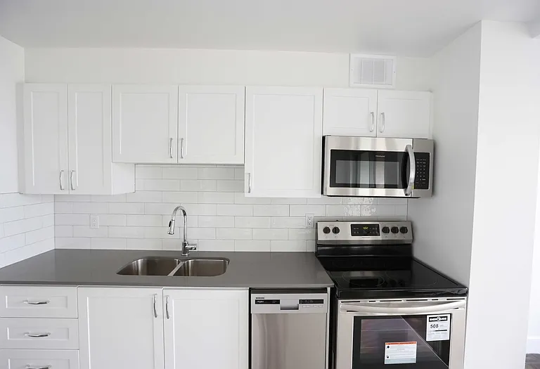 282 Romaine St — Photo 3