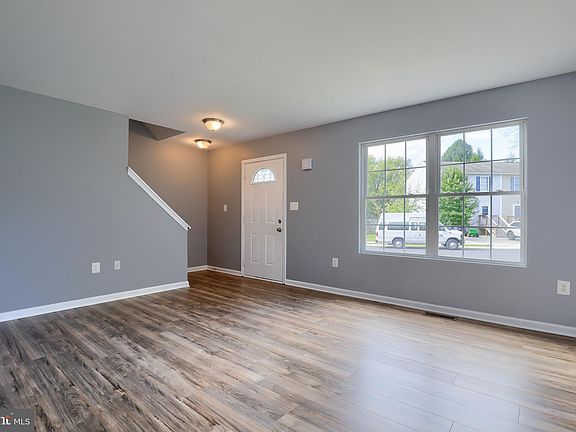 4th image of 33 Red Bird Ln
