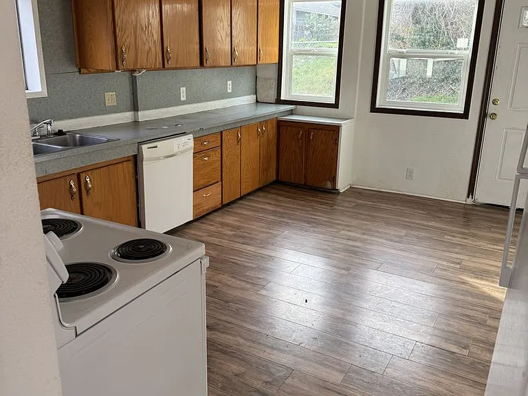 905 Ingersoll Ave — Photo 4