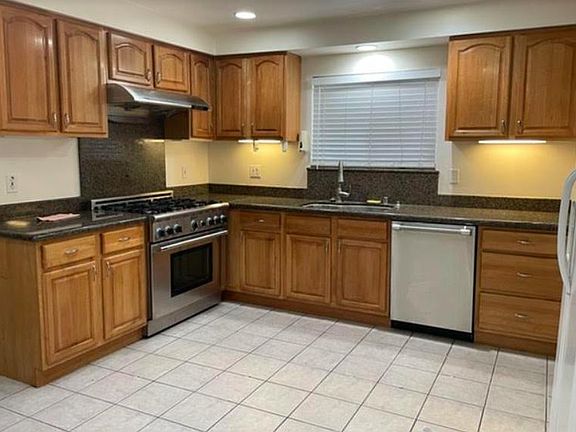 2nd image of 1683 Cassiar Dr