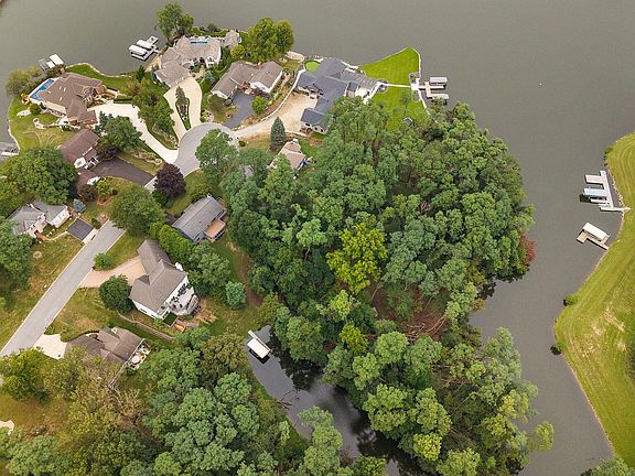 3rd image of 353 Devon Rd