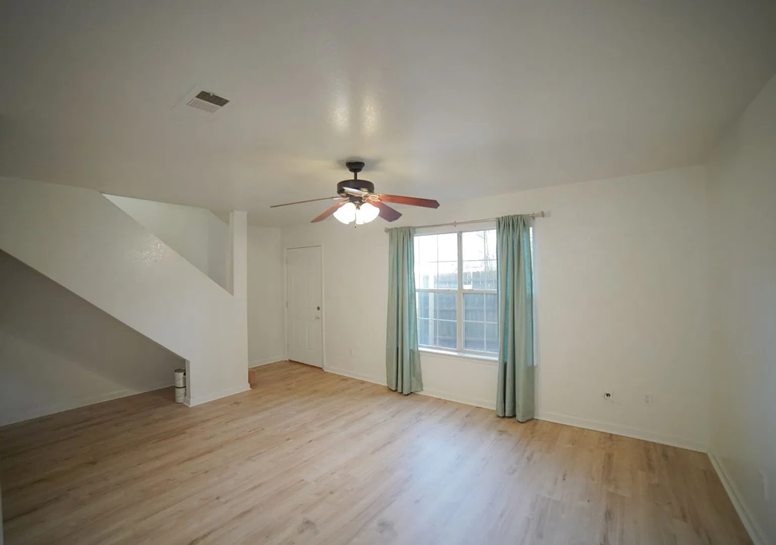 4 Bed / 3 Bathroom Townhome Off Ocala — Photo 3