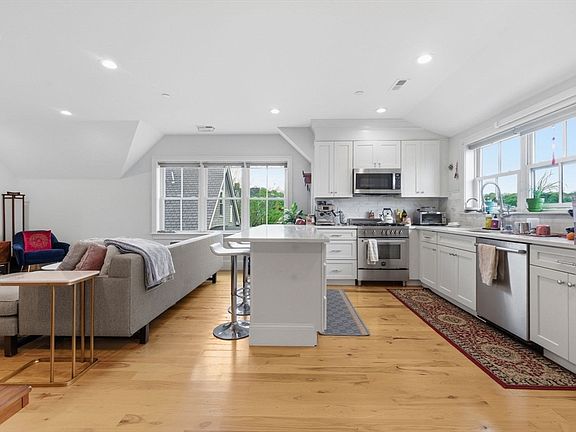 4th image of 44 Evergreen St #3C