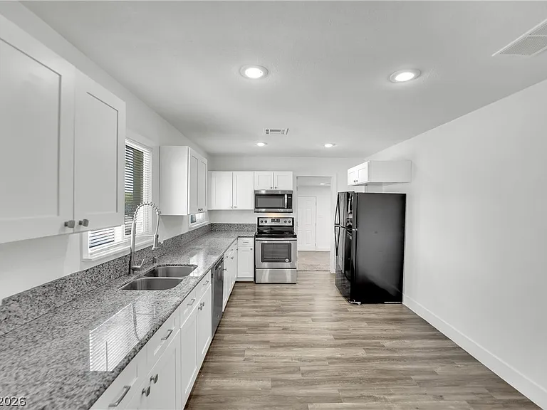 1050 Hassett Ave — Photo 8