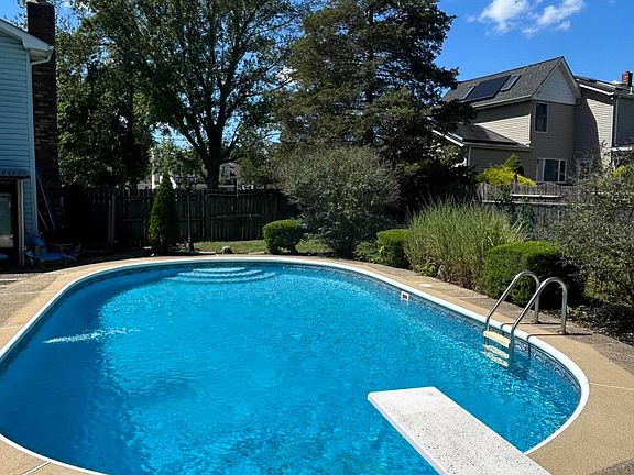 3rd image of 32 Brunswick Drive