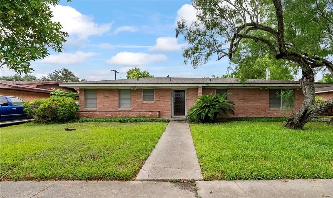 3 bed, 2.0 bath, 2023 sqft, $2,000 — Photo 1