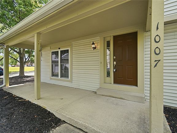 2nd image of 1007 Foxshire Pl
