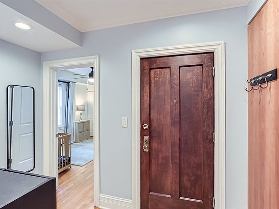 2nd image of 1431 W Elmdale Ave APT 2B