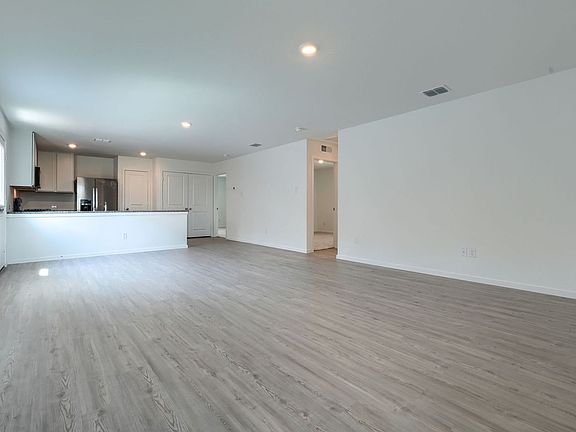 4th image of 4105 Equestrian Dr