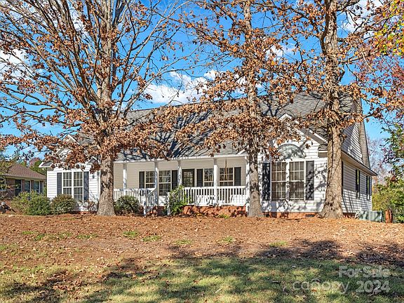 3rd image of 922 Clover Park Dr