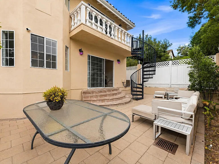 Gladiola Dr — Photo 3