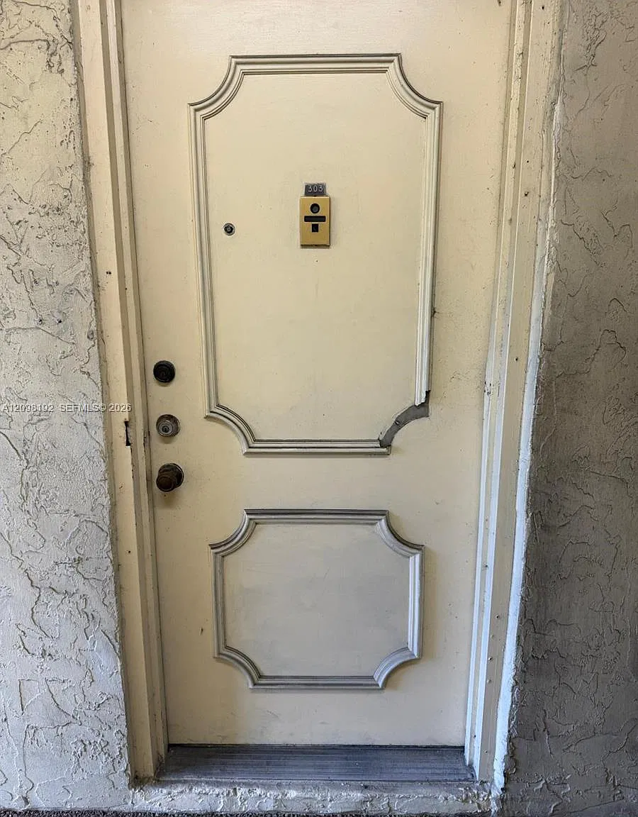 Capri Gardens Condo — Photo 1