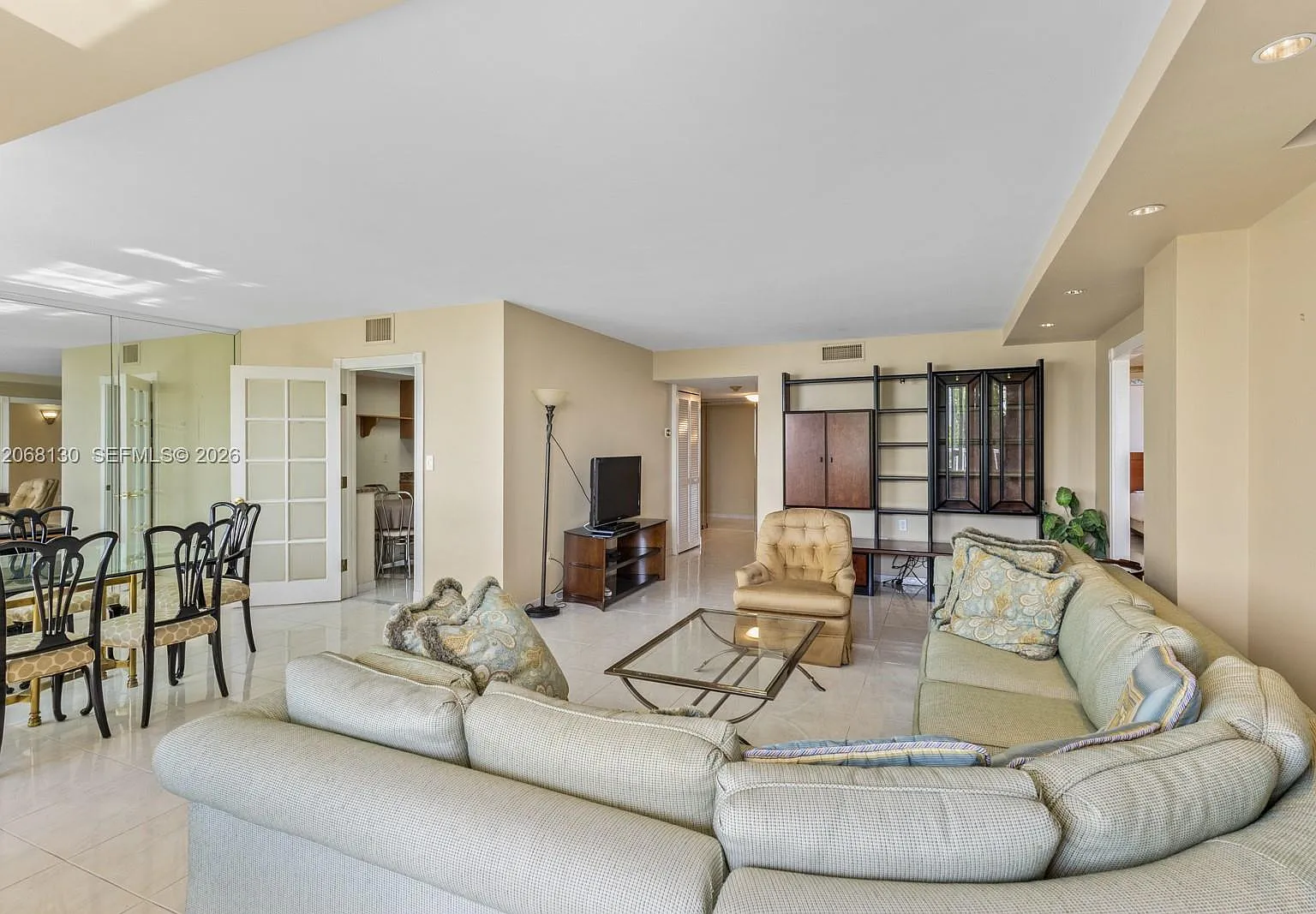 Bayshore Place Condo — Photo 1