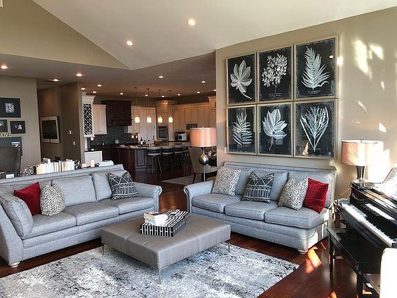 4th image of 372 Palisades Dr