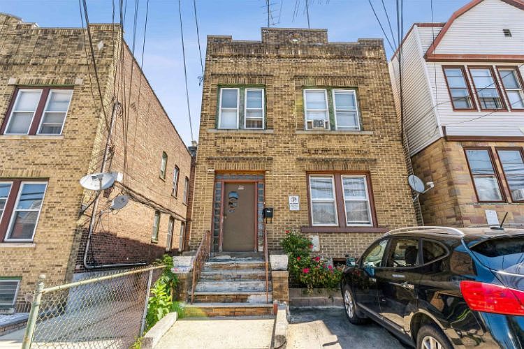 1st image of 322 Danforth Ave