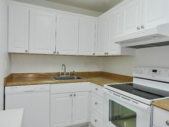 5th image of 702 SE 2nd Ave APT 303