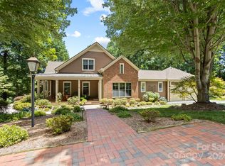 25 Chatsworth Ct, Flat Rock, NC 28731