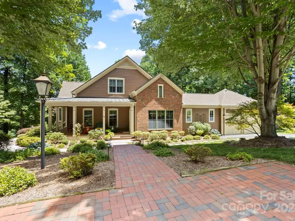 25 Chatsworth Ct, Flat Rock, NC 28731