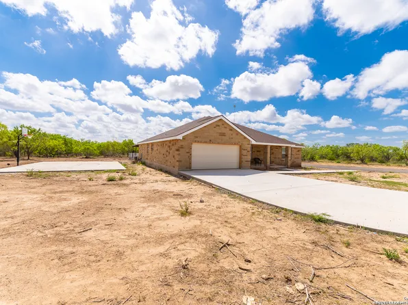 384 CR 124, Floresville, TX 78114