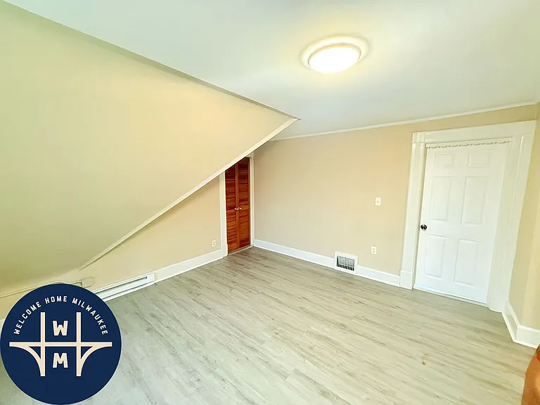 1720A N Astor St — Photo 4