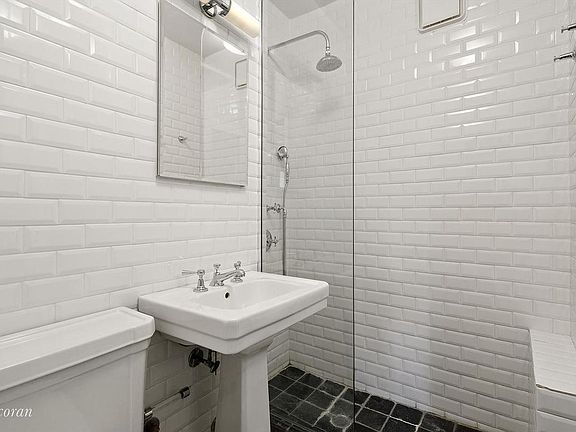 5th image of 20 W 72nd St #906A