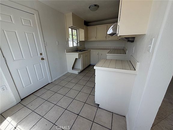 3rd image of 1529 Jantzen Ave
