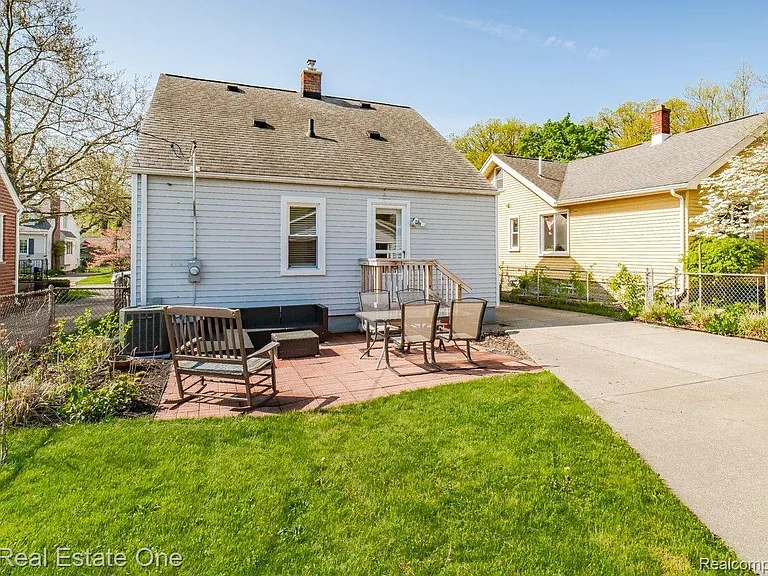 475 E Marshall St — Photo 36