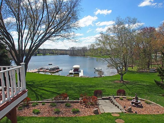 2nd image of W357N5102 Lakeshore Dr