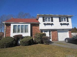 90 Elkton Ln, North Babylon, NY 11703