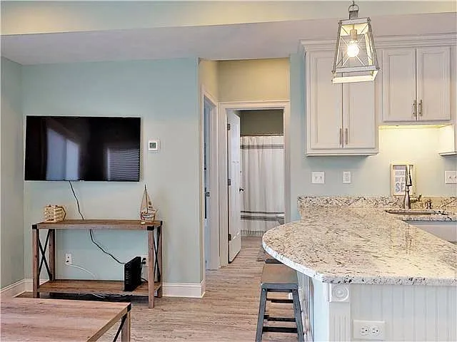 2 bed, 714 sqft, $1,800 — Photo 2