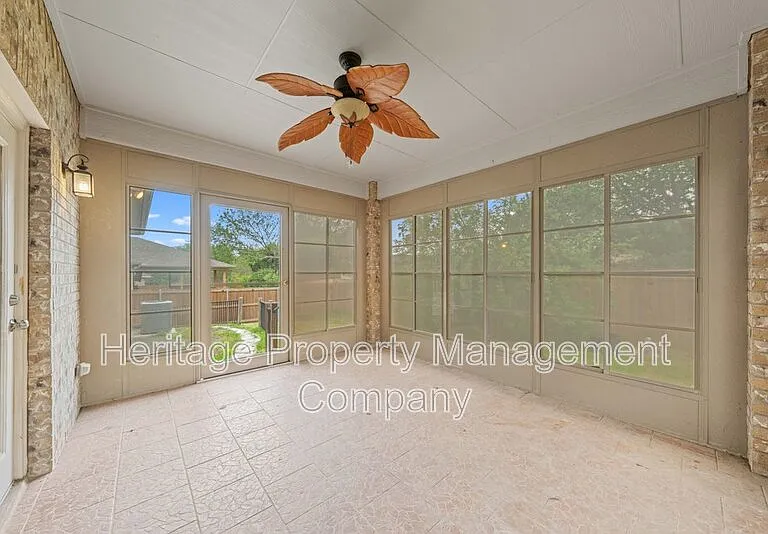 141 Springtree Blf — Photo 30